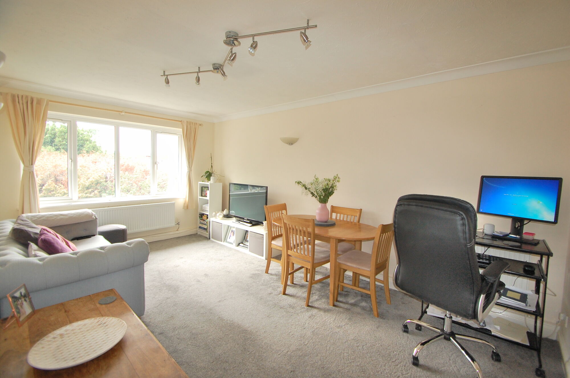 2 bedroom  flat to rent, Available from 15/03/2024 Parkgate Road, Wallington, SM6, main image