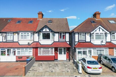 4 bedroom end terraced house for sale