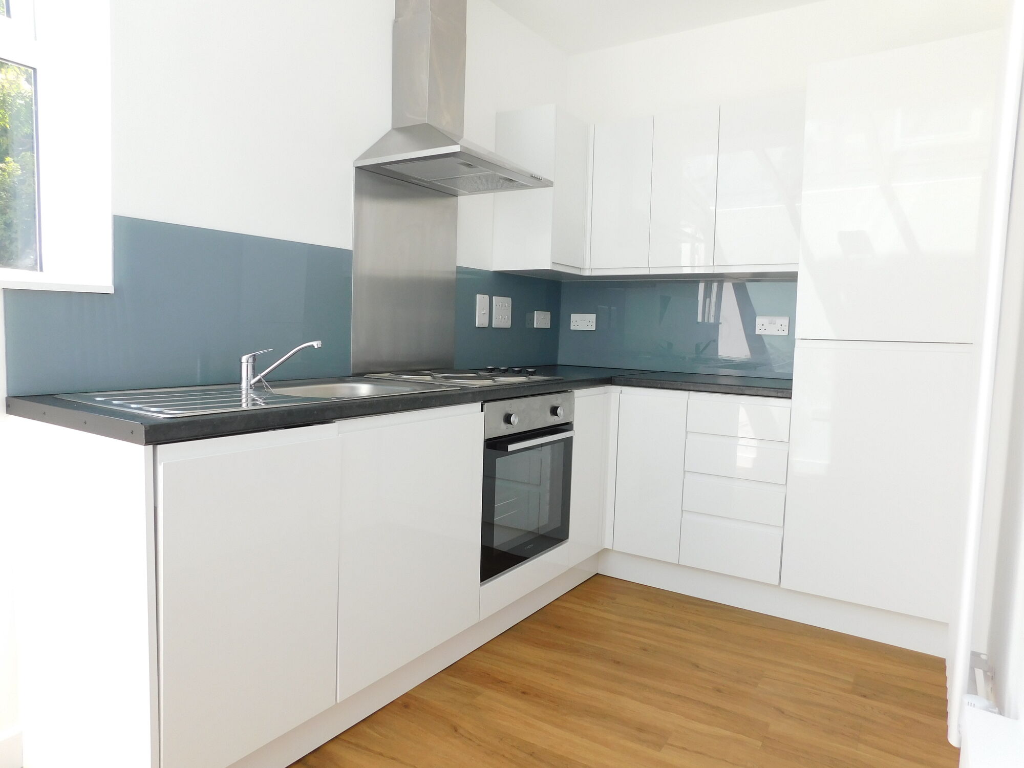 2 bedroom  property to rent, Available from 19/06/2024 Queens Place, Morden, SM4, main image