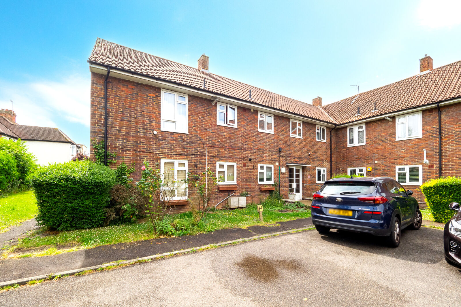 2 bedroom  flat for sale Wellesley Court, Stonecot Hill, SM3, main image